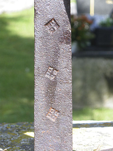 Détail : revers de la croix, marques de fabricant non identifiées. © Jérôme Mongreville / Région Bourgogne-Franche-Comté, Inventaire du patrimoine - 2009
