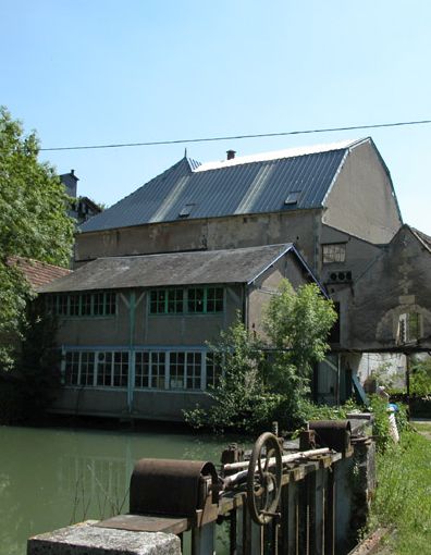 Ancienne minoterie du Greux à Urzy (58) : vue du moulin.