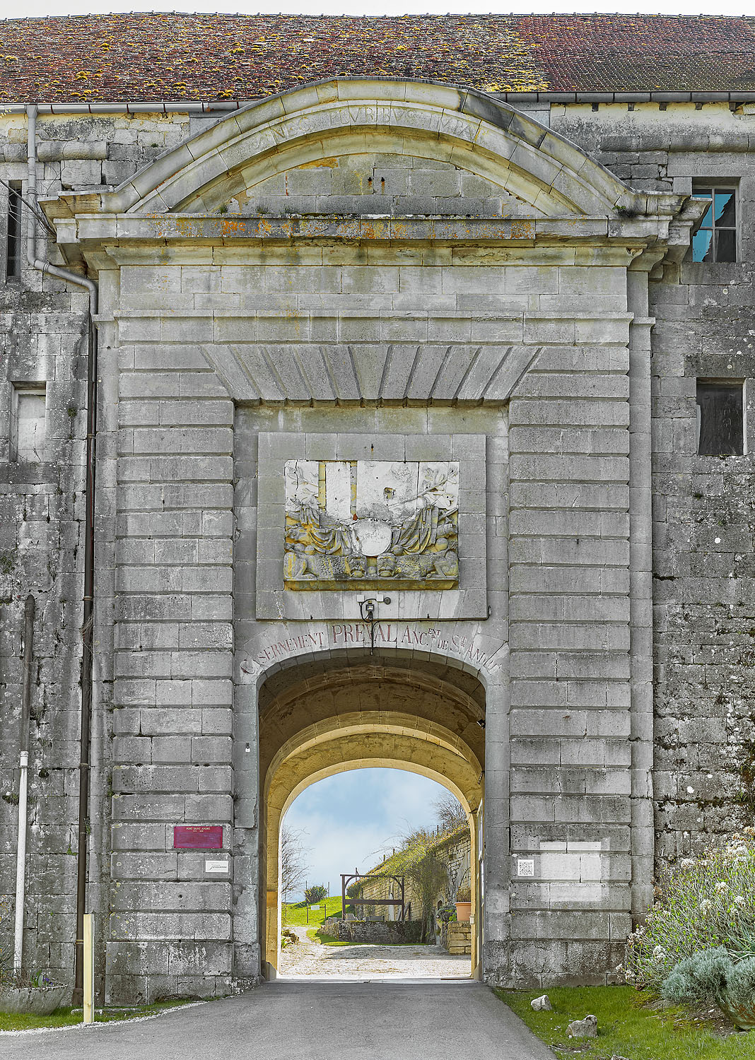 Salins-les-Bains (39), fort Saint-André : porte d'entrée.