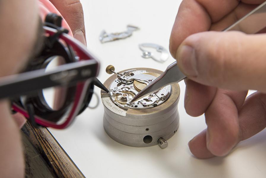 Usine de montres Péquignet à Morteau (25) : montage d'un Calibre Royal © phot. S. Dourlot / Région Bourgogne-Franche-Comté, Inventaire du patrimoine, 2018