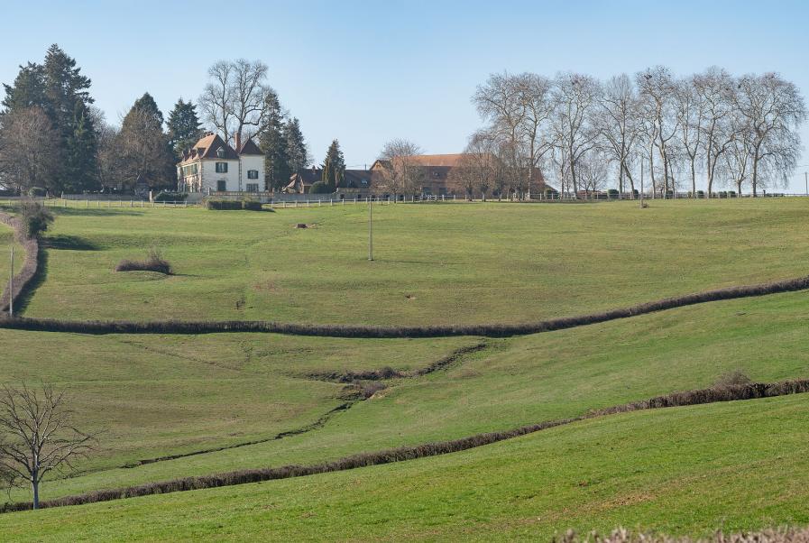 Poisson (71) : le château et la ferme de Martigny © phot. P.-M. Barbe-Richaud / Région Bourgogne-Franche-Comté, Inventaire du patrimoine, 2019