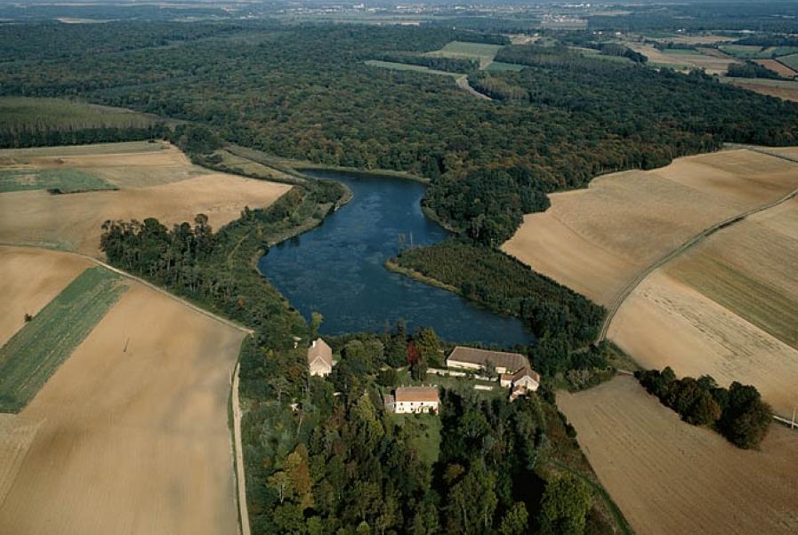 Essertenne-et-Cecey (70) : vue aérienne de l’usine métallurgique d'Echalonge © phot. Y. Sancey / Région Bourgogne-Franche-Comté, Inventaire du patrimoine, 1989