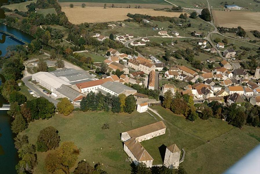 Seveux (70) : vue aérienne de l’usine de pâte à papier Outhenin-Chalandre © phot. Y. Sancey / Région Bourgogne-Franche-Comté, Inventaire du patrimoine, 1989