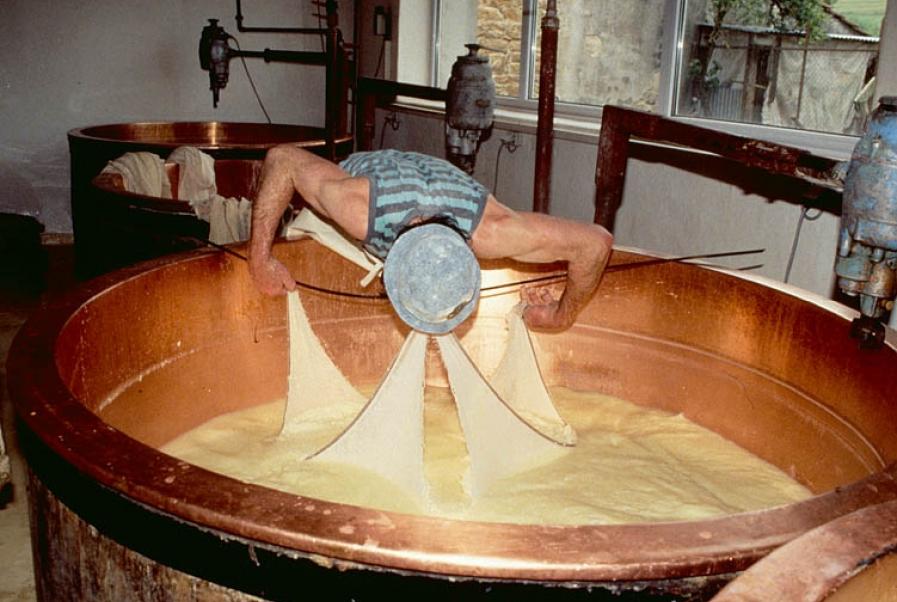 Fromagerie d’Arthenas (39) : tirage du caillé à la toile © phot. J. Mongreville / Région Bourgogne-Franche-Comté, Inventaire du patrimoine, 1995
