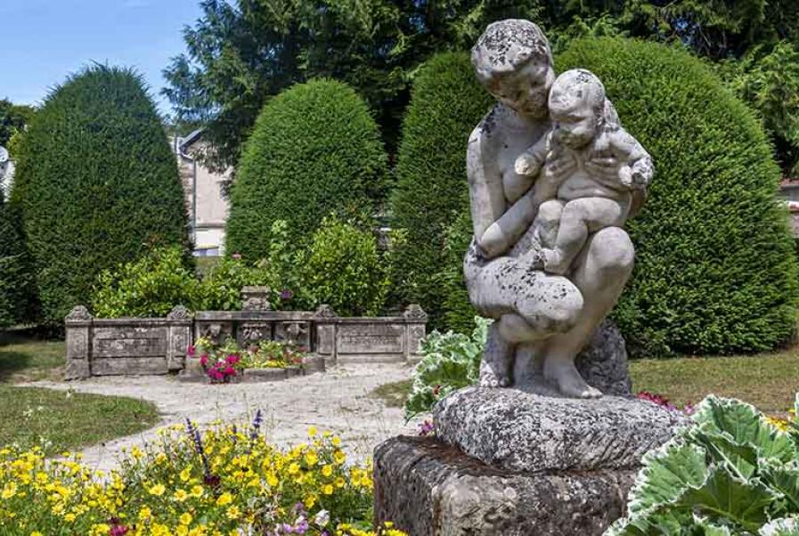 Luxeuil-les-Bains (70) : statue  la Maternité dans le parc des thermes © phot. J. Mongreville / Région Bourgogne-Franche-Comté, Inventaire du patrimoine, 2020