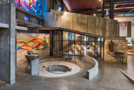 Piscine baptismale et chapelle de semaine de l’église Saint-Louis. 