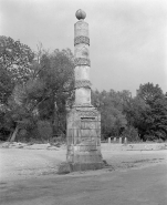 Colonnes monumentales © Région Bourgogne-Franche-Comté, Inventaire du patrimoine