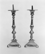 Vue d'une paire de chandeliers. © Région Bourgogne-Franche-Comté, Inventaire du patrimoine