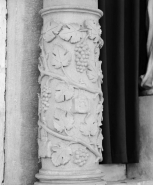 Détail de la partie inférieure de la colonne gauche. © Région Bourgogne-Franche-Comté, Inventaire du patrimoine