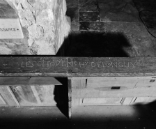 Détail d'une inscription. © Région Bourgogne-Franche-Comté, Inventaire du patrimoine