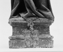 Détail du socle. © Région Bourgogne-Franche-Comté, Inventaire du patrimoine