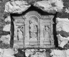 Vue d'ensemble du bas-relief (maison parcelle 31, section AS du cadastre de 1963). © Région Bourgogne-Franche-Comté, Inventaire du patrimoine