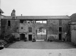 Vue de la galerie depuis la cour. © Région Bourgogne-Franche-Comté, Inventaire du patrimoine