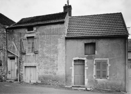 Vue d'ensemble de la maison sise parcelle 383b et 384, section A3 sur le cadastre de 1970. © Région Bourgogne-Franche-Comté, Inventaire du patrimoine