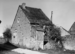 Vue d'ensemble d'une maison (parcelle 99 sur le plan cadastral de 1988, section AB). © Région Bourgogne-Franche-Comté, Inventaire du patrimoine