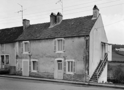 Vue d'ensemble de la maison sise parcelle 22, section AB du cadastre de 1955. © Région Bourgogne-Franche-Comté, Inventaire du patrimoine