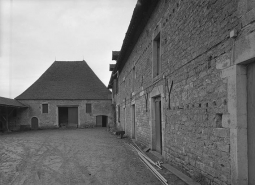 Vue d'ensemble depuis le portail. © Région Bourgogne-Franche-Comté, Inventaire du patrimoine