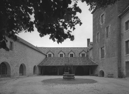 Vue d'ensemble de la cour. © Région Bourgogne-Franche-Comté, Inventaire du patrimoine