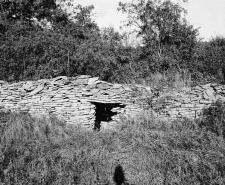 Cabane et mur de clôture. © Région Bourgogne-Franche-Comté, Inventaire du patrimoine