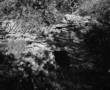 Cabane et mur de clôture. © Région Bourgogne-Franche-Comté, Inventaire du patrimoine