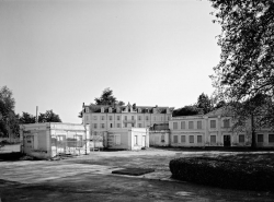 Pavillons d'entrée, bâtiment thermal Saint-Léger et ancien hôtel situé en face de l'établissement. © Région Bourgogne-Franche-Comté, Inventaire du patrimoine