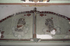 Deux anges thuriféraires de part et d'autre du Christ en croix de la poutre de gloire © Région Bourgogne-Franche-Comté, Inventaire du patrimoine