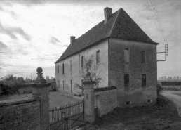 Portail et bâtiment d'habitation. © Région Bourgogne-Franche-Comté, Inventaire du patrimoine