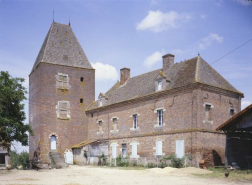 Donjon et bâtiment d'habitation, façades antérieures. © Région Bourgogne-Franche-Comté, Inventaire du patrimoine