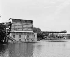 Silos (à gauche) et estacade de rebroussement des wagons après déchargement des produits bruts. © Région Bourgogne-Franche-Comté, Inventaire du patrimoine
