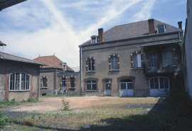 Bureaux (à droite, façade antérieure de l'ancien logement du directeur). © Région Bourgogne-Franche-Comté, Inventaire du patrimoine
