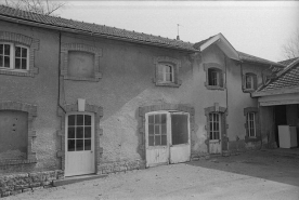 Bâtiment de la chaufferie (entrée) et des écuries, vu de l'ouest. © Région Bourgogne-Franche-Comté, Inventaire du patrimoine