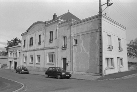 Vue de la façade sur rue vue depuis le carefour des rue des Prés et de Ciry (de droite à gauche : le logement, les bureaux, le garage). © Région Bourgogne-Franche-Comté, Inventaire du patrimoine