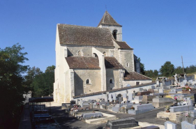 Vue d'ensemble avec le cimetière. © Région Bourgogne-Franche-Comté, Inventaire du patrimoine
