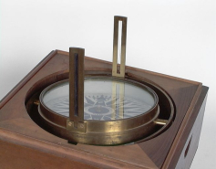 Instrument de mesure des angles pour le repérage des points cardinaux © Région Bourgogne-Franche-Comté, Inventaire du patrimoine