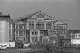 Façade antérieure de la centrale thermique de Lucy II vue depuis le canal du Centre. © Région Bourgogne-Franche-Comté, Inventaire du patrimoine