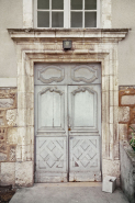 Bâtiment de plan rectangulaire qui abrite au rez-de-chaussée le réfectoire de l'ancien monastère : détail des portes à deux vantaux du 18e siècle. © Région Bourgogne-Franche-Comté, Inventaire du patrimoine