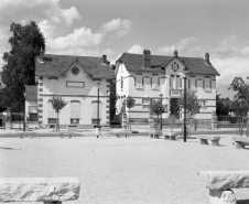 Poste, à gauche, et mairie. © Région Bourgogne-Franche-Comté, Inventaire du patrimoine