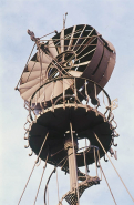 Détail de la partie supérieure, en contre-plongée. © Région Bourgogne-Franche-Comté, Inventaire du patrimoine