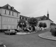 Vue d'ensemble du bâtiment, avec le cloître. © Région Bourgogne-Franche-Comté, Inventaire du patrimoine