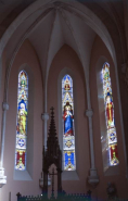 Verrières du choeur : Sacré-Coeur entre saint Pierre et saint Léger. © Région Bourgogne-Franche-Comté, Inventaire du patrimoine