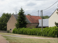 Vue de trois quarts avant par la route. © Région Bourgogne-Franche-Comté, Inventaire du patrimoine