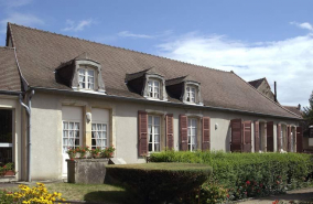 Façade antérieure du bâtiment ancien, vue d'ensemble depuis la cour. © Région Bourgogne-Franche-Comté, Inventaire du patrimoine