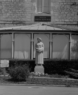 Façade antérieure, statue La Bressane. © Région Bourgogne-Franche-Comté, Inventaire du patrimoine