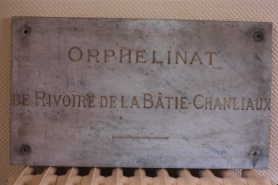 Plaque de marbre rappelant que l'hospice a été orphelinat. © Région Bourgogne-Franche-Comté, Inventaire du patrimoine