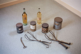Médicaments et forceps. © Région Bourgogne-Franche-Comté, Inventaire du patrimoine