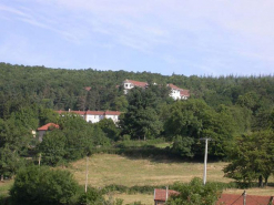 Vue générale du bâtiment dans la forêt. © Région Bourgogne-Franche-Comté, Inventaire du patrimoine