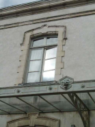 Vue de détail d'une fenêtre de la façade antérieure. © Région Bourgogne-Franche-Comté, Inventaire du patrimoine