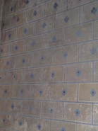 Vue de détail de la peinture murale de l'oratoire (décor polychrome faux joints et fleurette). © Région Bourgogne-Franche-Comté, Inventaire du patrimoine