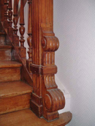 Vue de détail du départ de l'escalier d'origine, décor de volutes et cannelures, balustres en bois tourné. © Région Bourgogne-Franche-Comté, Inventaire du patrimoine