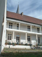 Bâtiment ancien Caristie (vers 1752), façade postérieure sur le jardin (remaniée) et galerie de liaison contemporaine. © Région Bourgogne-Franche-Comté, Inventaire du patrimoine